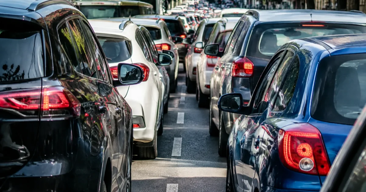 Automobiles alignees serrees sans espace en embouteillage