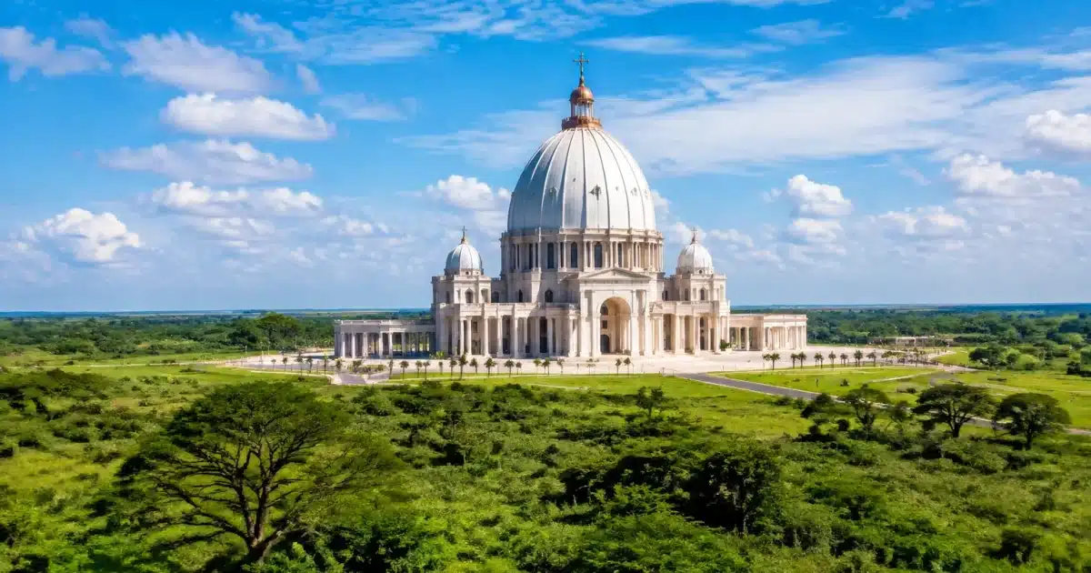 Immense basilique blanche dressée seule dans savane africaine verdoyante