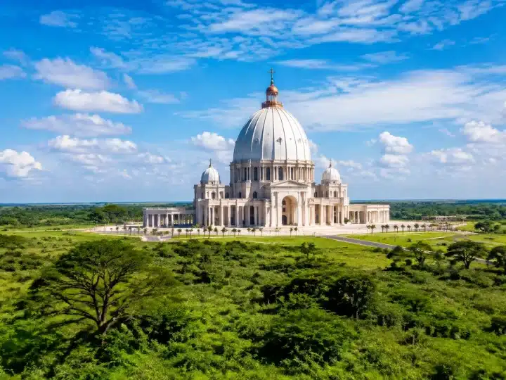 Immense basilique blanche dressée seule dans savane africaine verdoyante