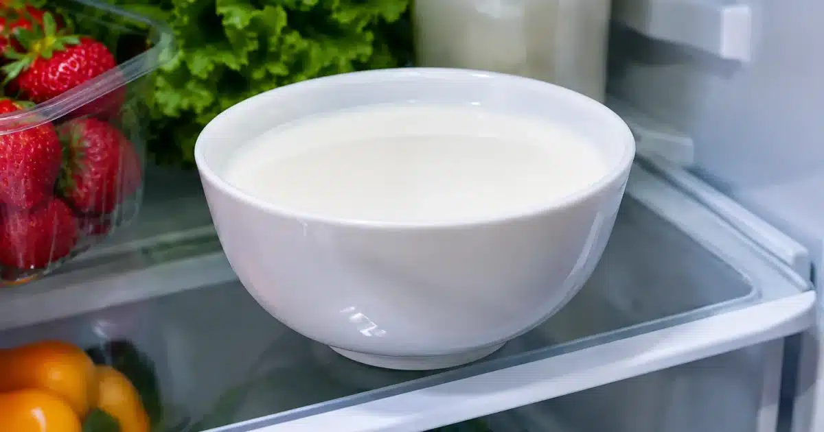 Bol de lait blanc posé sur une clayette refrigeree