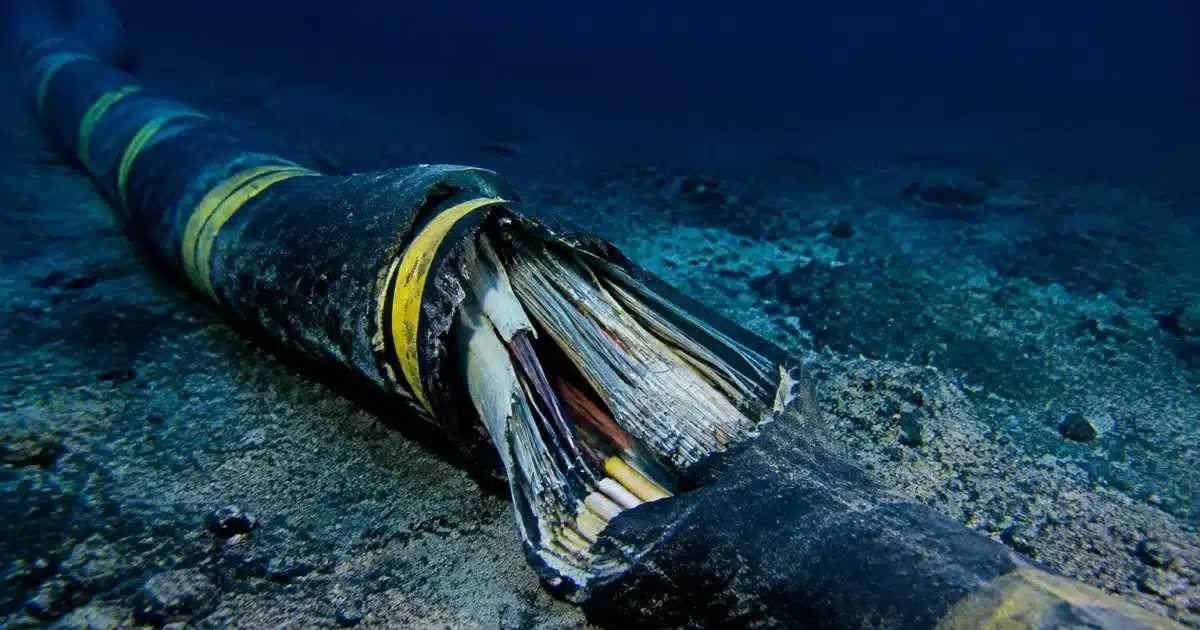 Câble sous-marin endommagé gisant sur fond océanique sombre
