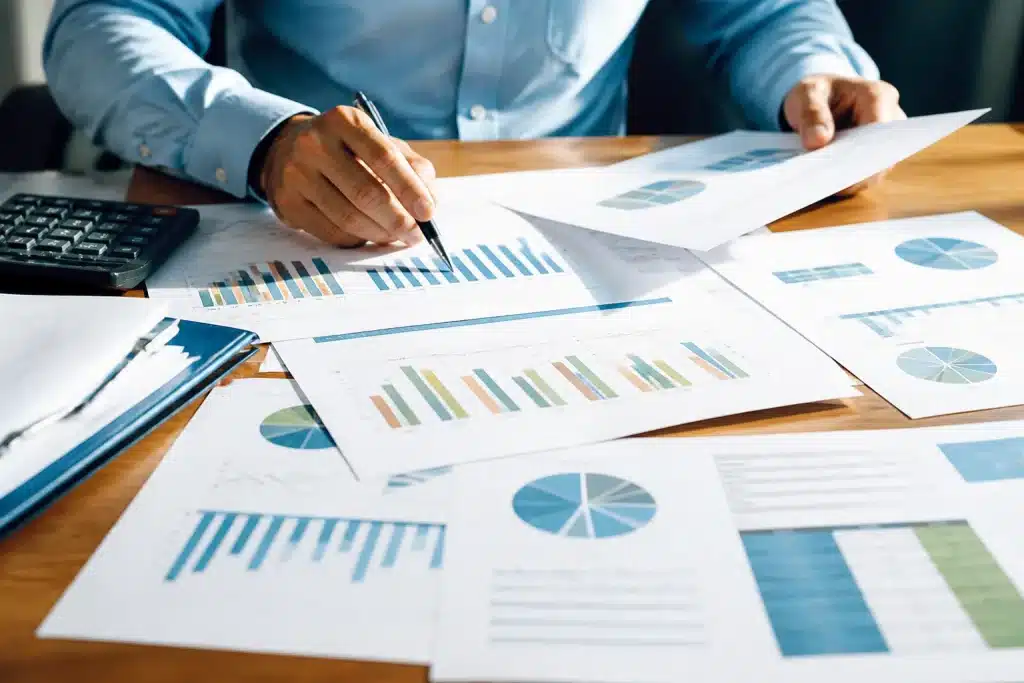 Documents administratifs avec graphiques et tableaux de contrôle budgétaire