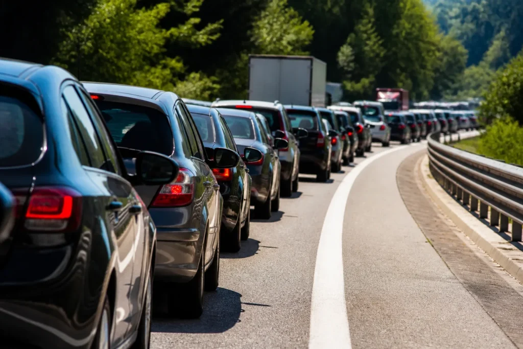 Embouteillage avec longues files de voitures immobiles