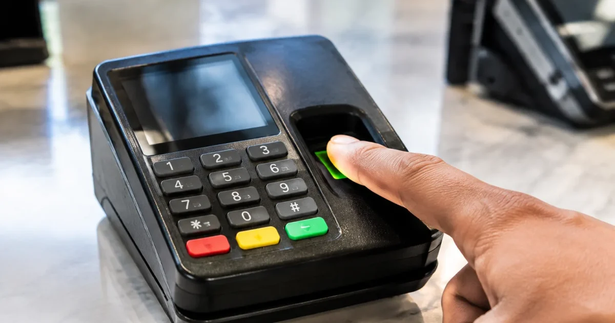 Empreinte doigt sur scanner terminal paiement biometrique