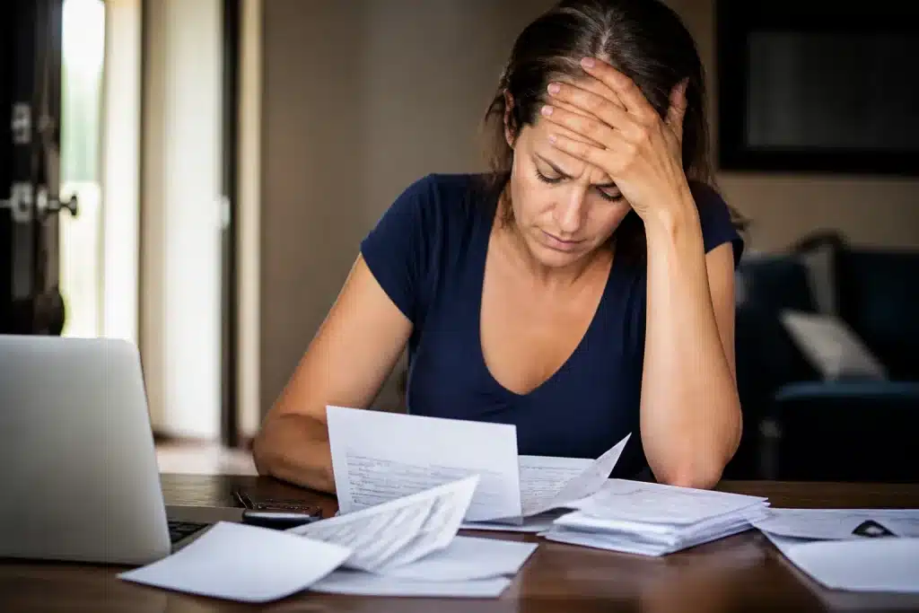Factures impayees et releves bancaires negatifs sur table