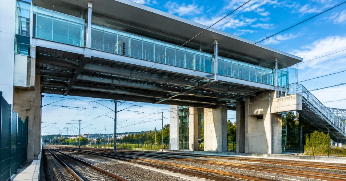 Immense structure ferroviaire moderne surplombant les voies