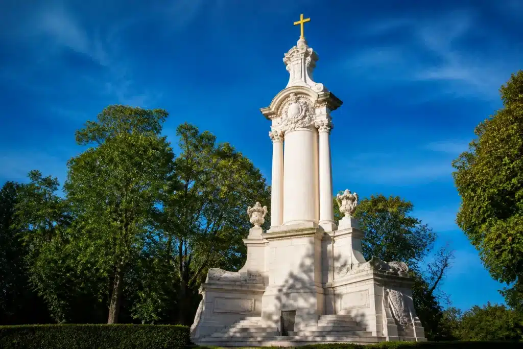 Monument grandiose blanc avec croix dorée brillante