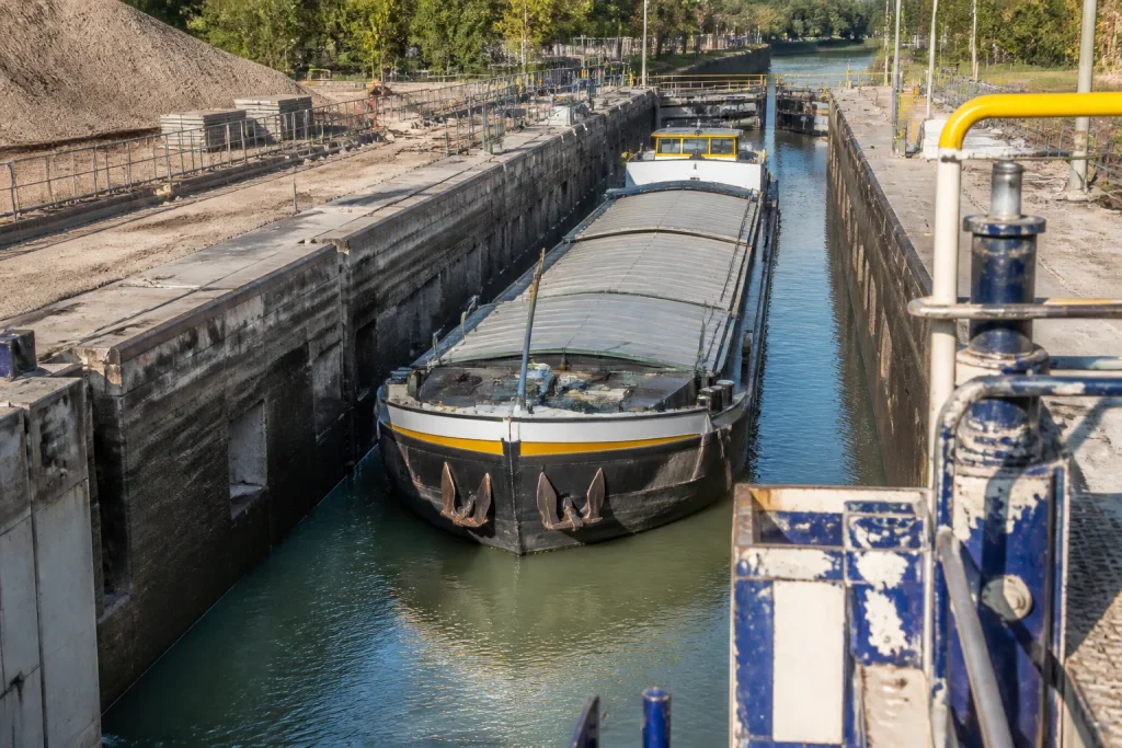 Peniche tonnage europeen ecluse canal chantier