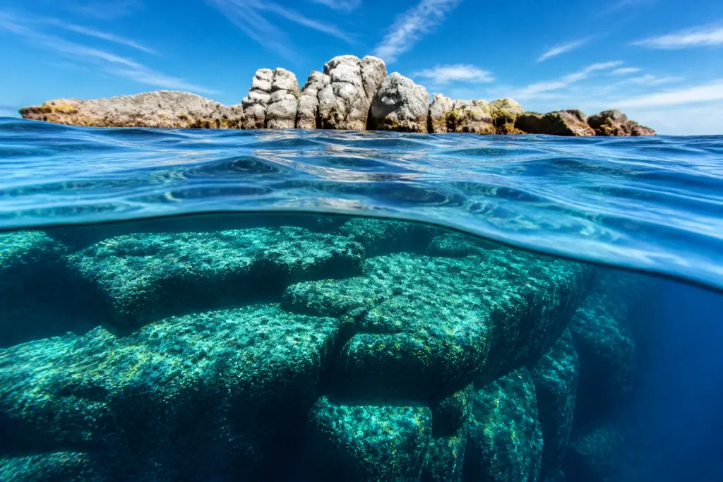 Plateau rocheux submerge en eaux bleues profondes australes