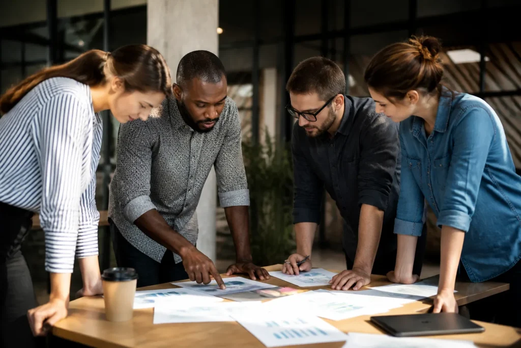 Professionnels examinent documents et donnees reunion