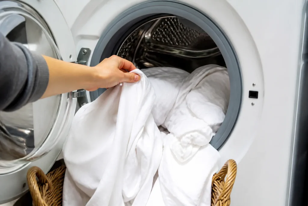 Vetements blancs secs sortant tambour machine apres cycle
