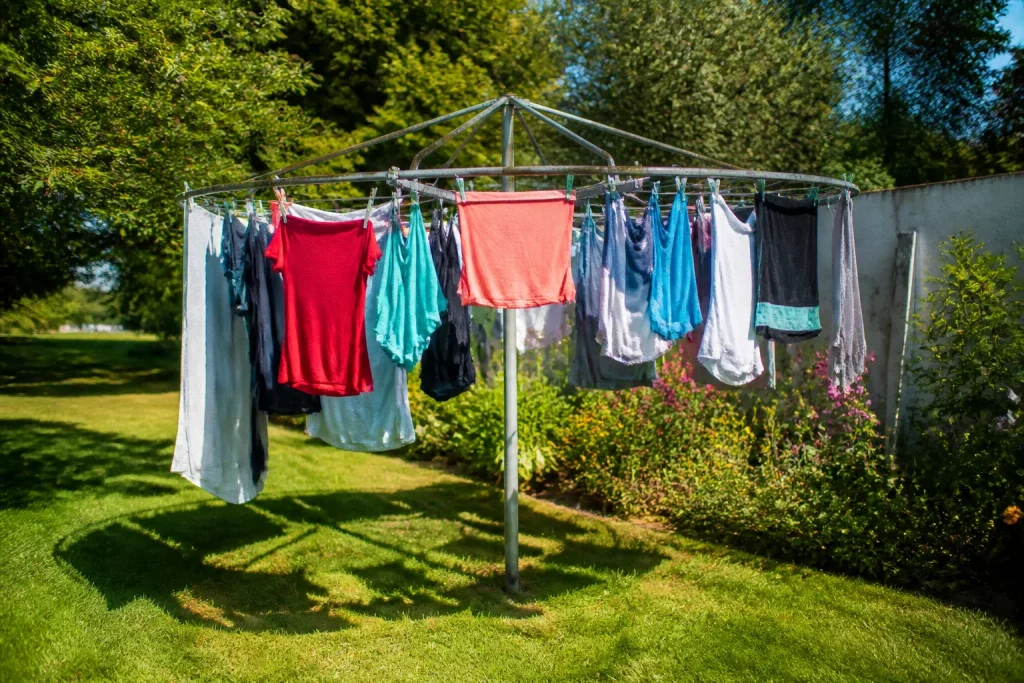 Vetements seches sur structure circulaire dans jardin ensoleille