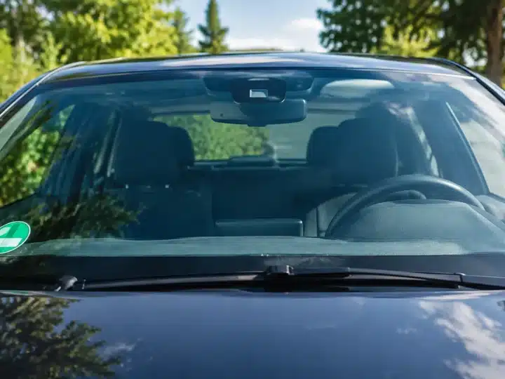 Autocollant adhesif colle sur pare-brise automobile vue frontale