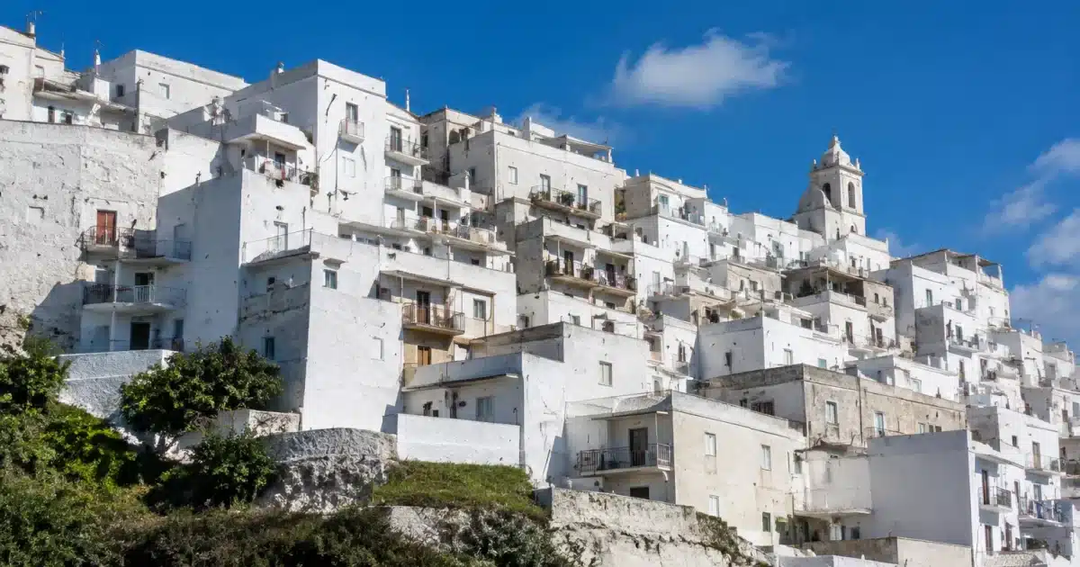 Village sicilien recouvert de béton blanc épais depuis quarante ans