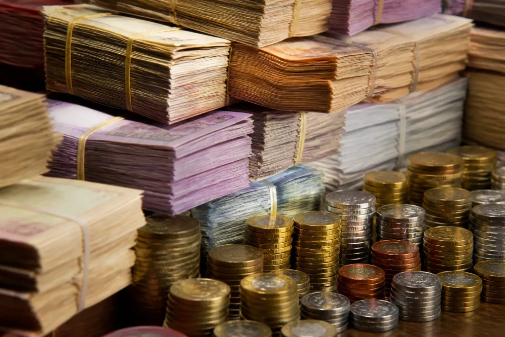Billets et pieces monnaie empiles reserve