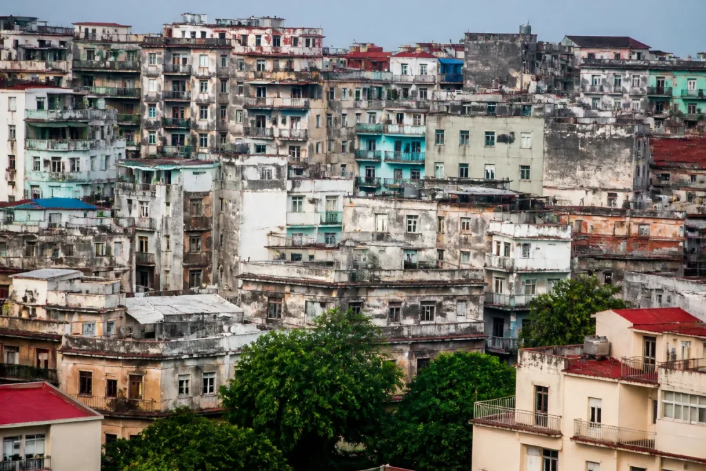 Blocs residentiels anciens densement construits dans quartier urbain