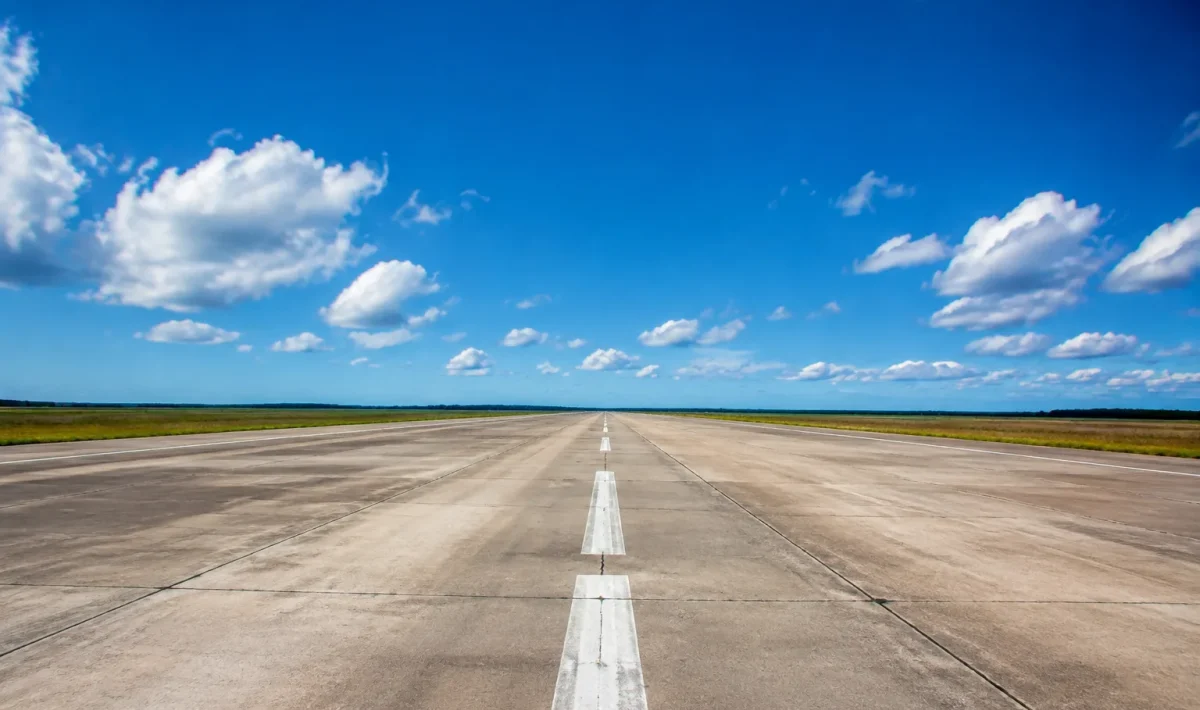 Longue piste de beton deserte etendant vers horizon
