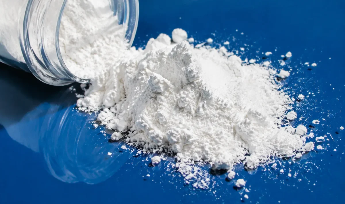 Poudre blanche couvrant une surface brillante